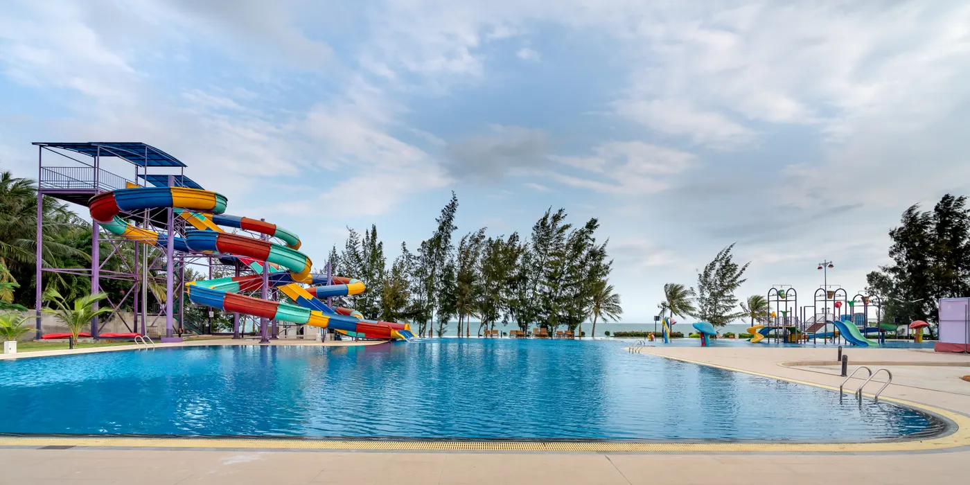 Piscina de resort com tobogãs coloridos