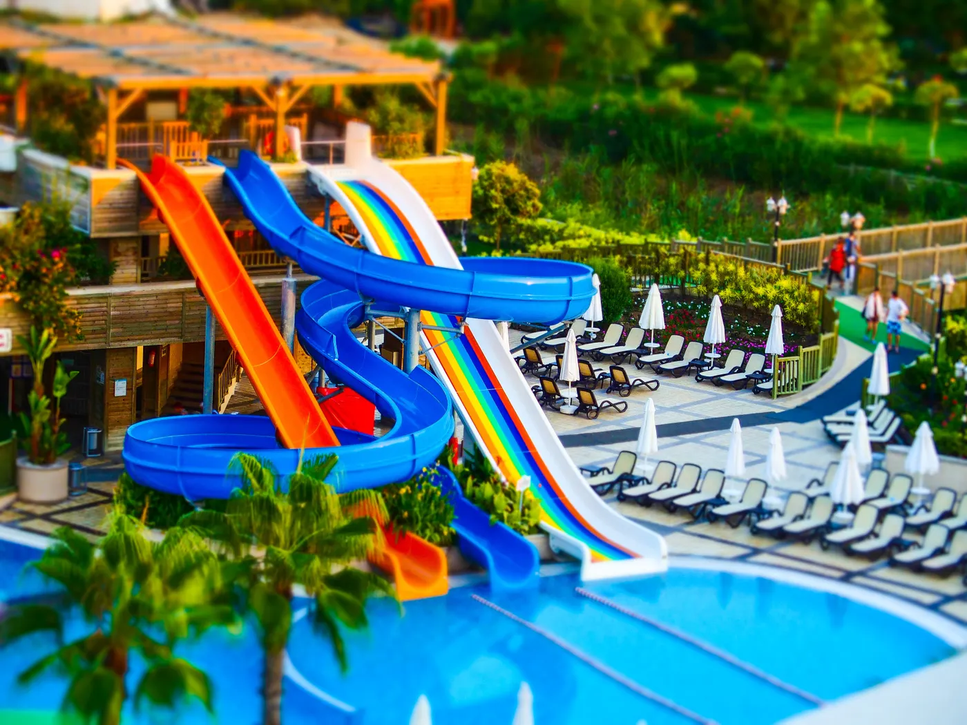 Tobogãs e piscina de um resort
