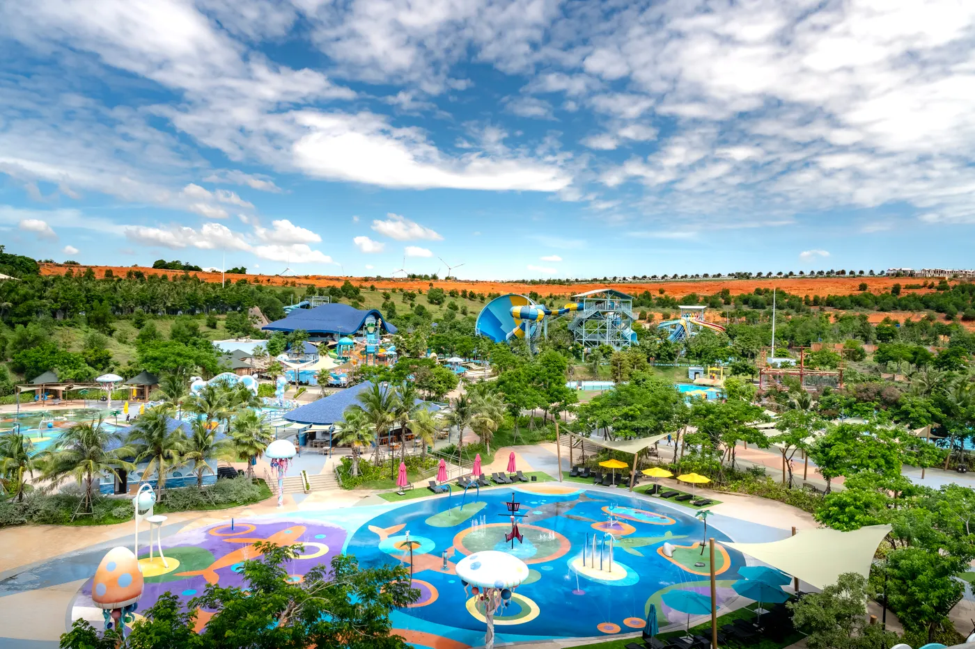 Vista aérea da área de lazer de um resort